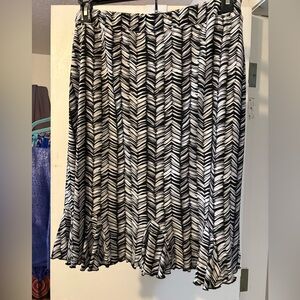 Simply French size medium skirt does also fit a large. Gray, black & white 24”L.